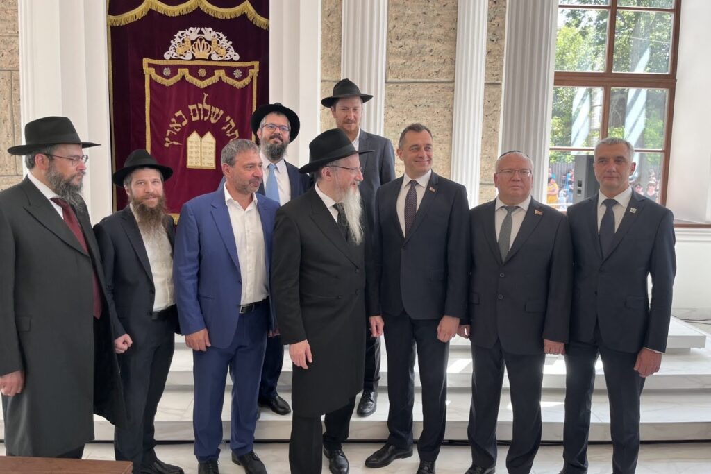 המונים בחגיגת חנוכת הבית לבית הכנסת חב"ד המונים בחגיגת חנוכת הבית לבית הכנסת חב"ד