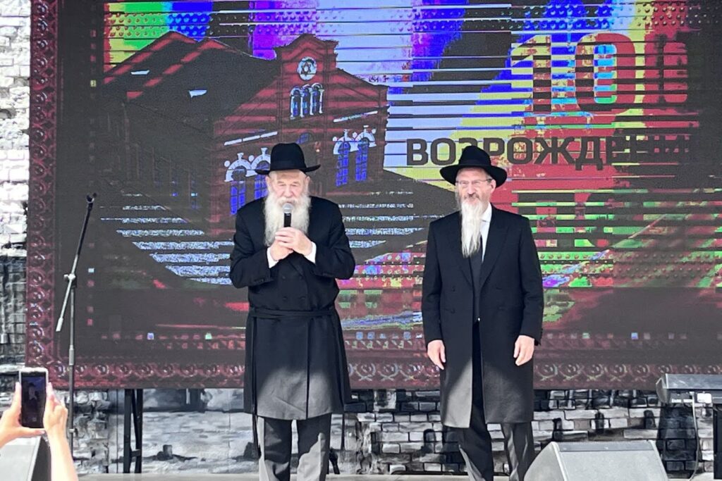 המונים בחגיגת חנוכת הבית לבית הכנסת חב"ד המונים בחגיגת חנוכת הבית לבית הכנסת חב"ד