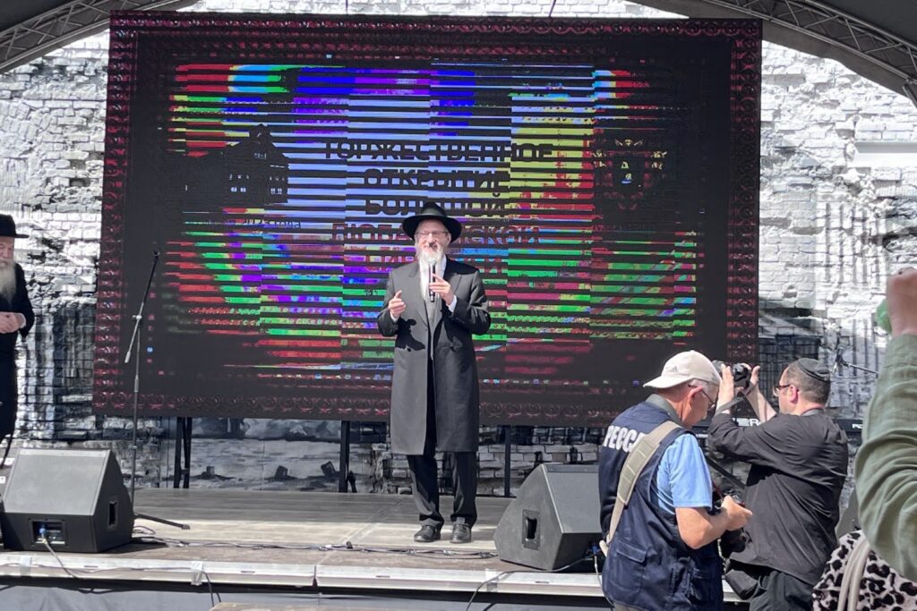 המונים בחגיגת חנוכת הבית לבית הכנסת חב"ד המונים בחגיגת חנוכת הבית לבית הכנסת חב"ד