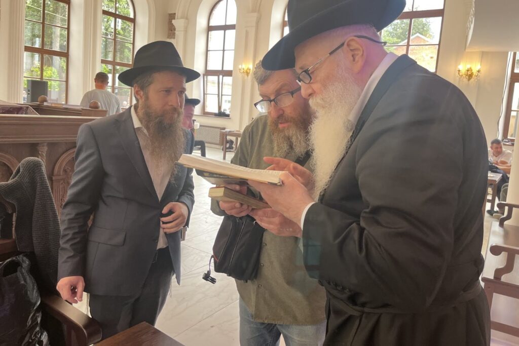 המונים בחגיגת חנוכת הבית לבית הכנסת חב"ד המונים בחגיגת חנוכת הבית לבית הכנסת חב"ד