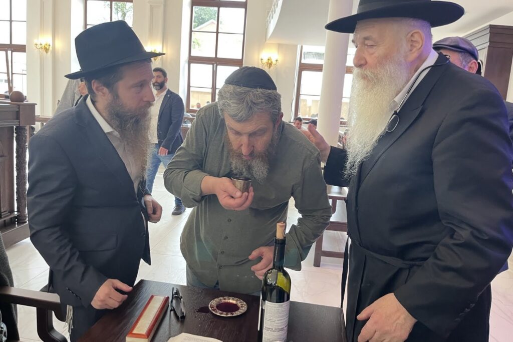 המונים בחגיגת חנוכת הבית לבית הכנסת חב"ד המונים בחגיגת חנוכת הבית לבית הכנסת חב"ד