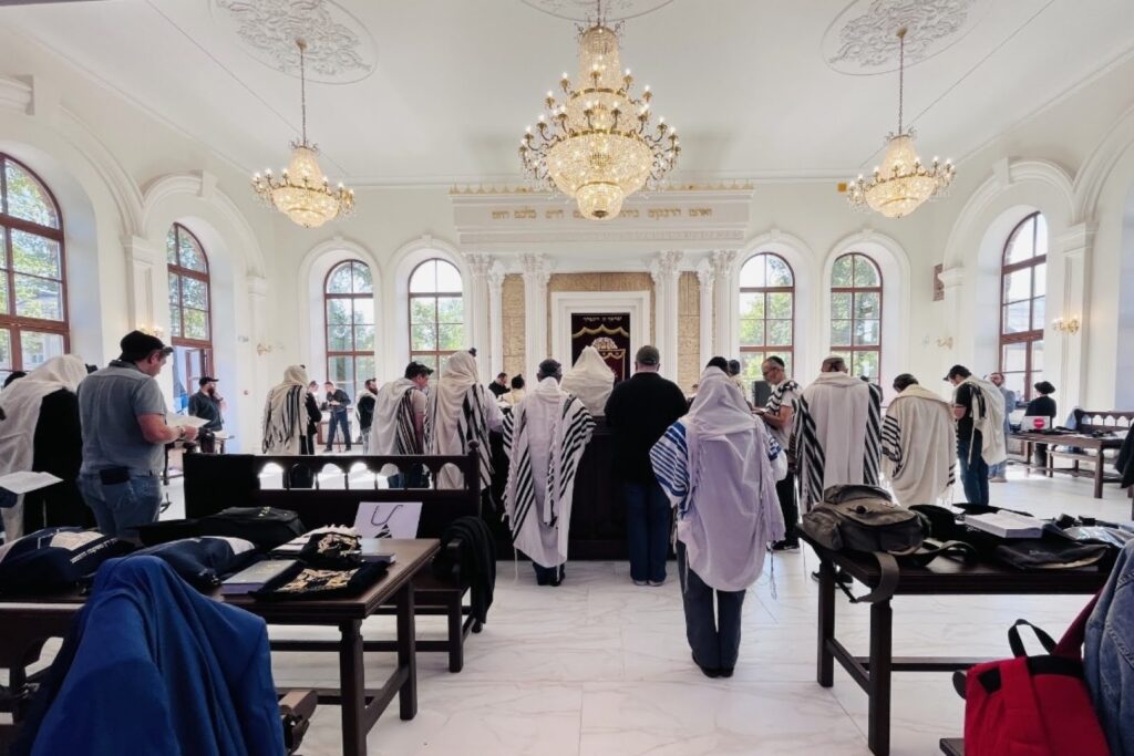 המונים בחגיגת חנוכת הבית לבית הכנסת חב"ד המונים בחגיגת חנוכת הבית לבית הכנסת חב"ד