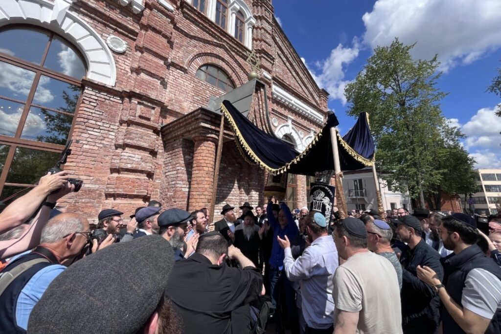 המונים בחגיגת חנוכת הבית לבית הכנסת חב"ד המונים בחגיגת חנוכת הבית לבית הכנסת חב"ד