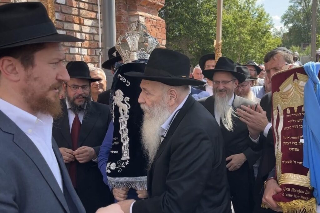 המונים בחגיגת חנוכת הבית לבית הכנסת חב"ד המונים בחגיגת חנוכת הבית לבית הכנסת חב"ד