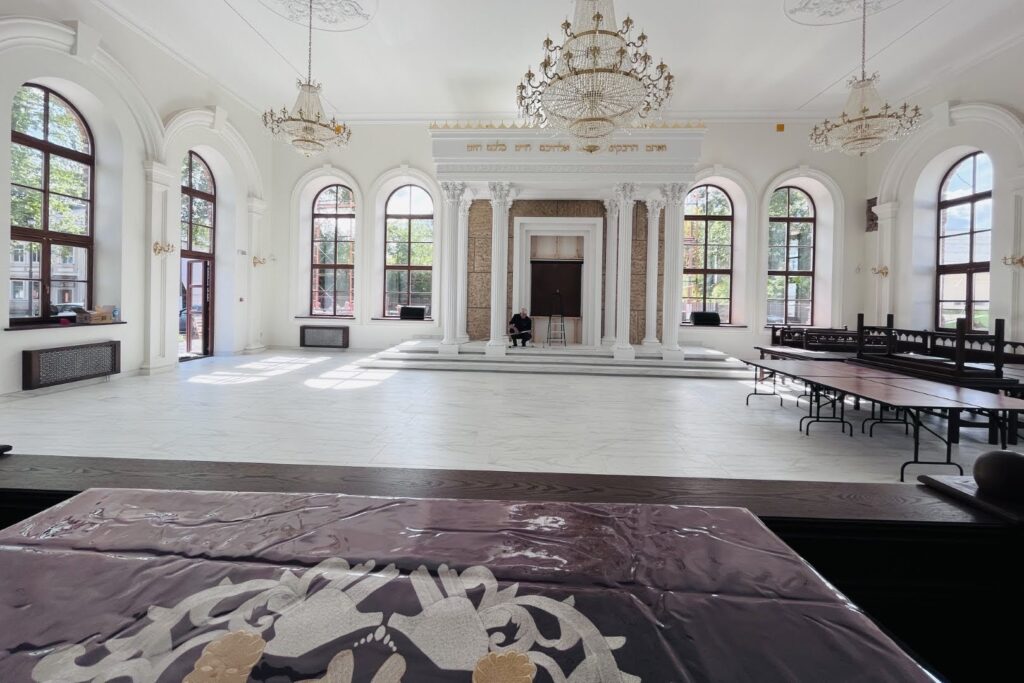 המונים בחגיגת חנוכת הבית לבית הכנסת חב"ד המונים בחגיגת חנוכת הבית לבית הכנסת חב"ד