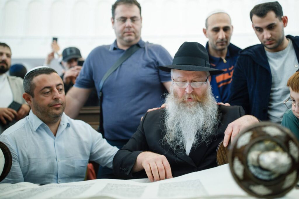 המונים בחגיגת חנוכת הבית לבית הכנסת חב"ד המונים בחגיגת חנוכת הבית לבית הכנסת חב"ד