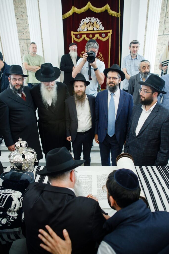 המונים בחגיגת חנוכת הבית לבית הכנסת חב"ד המונים בחגיגת חנוכת הבית לבית הכנסת חב"ד