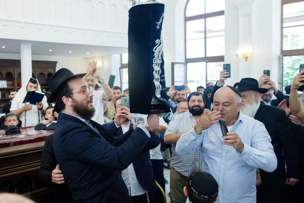 המונים בחגיגת חנוכת הבית לבית הכנסת חב"ד המונים בחגיגת חנוכת הבית לבית הכנסת חב"ד