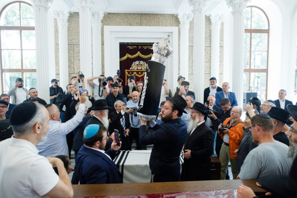 המונים בחגיגת חנוכת הבית לבית הכנסת חב"ד המונים בחגיגת חנוכת הבית לבית הכנסת חב"ד