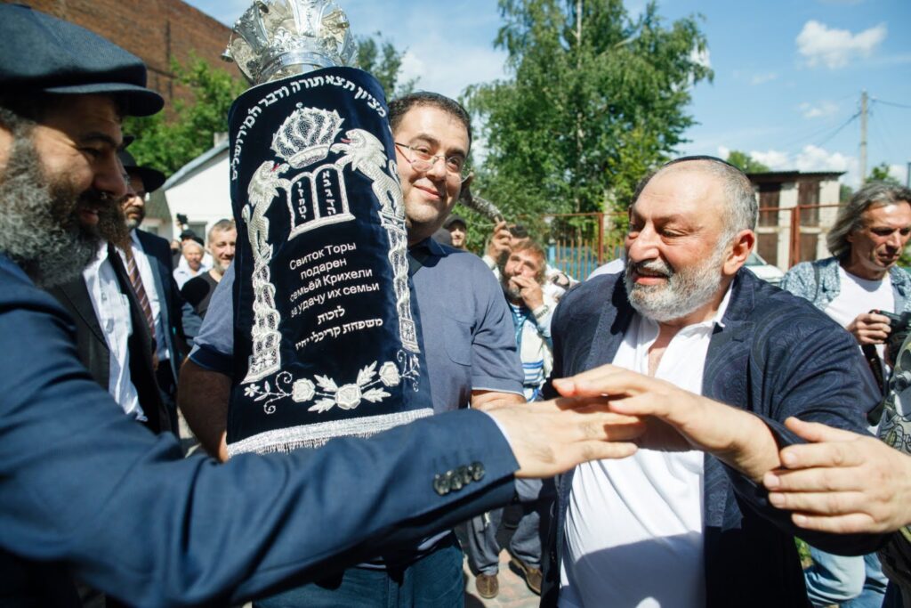 המונים בחגיגת חנוכת הבית לבית הכנסת חב"ד המונים בחגיגת חנוכת הבית לבית הכנסת חב"ד