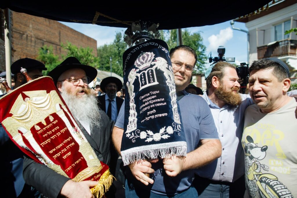 המונים בחגיגת חנוכת הבית לבית הכנסת חב"ד המונים בחגיגת חנוכת הבית לבית הכנסת חב"ד