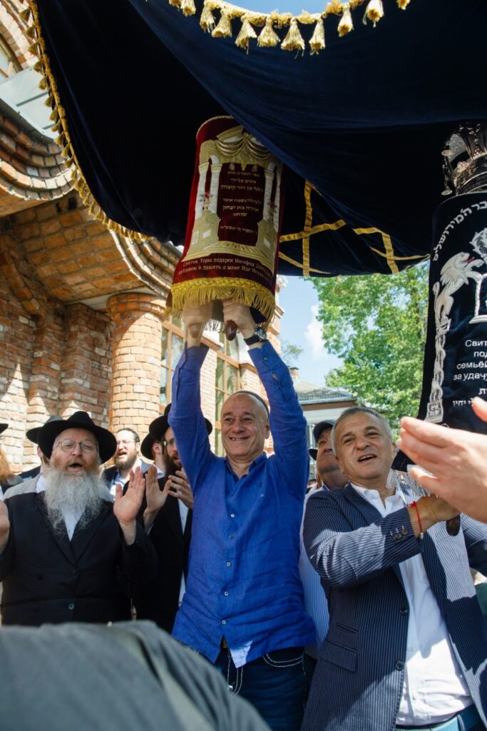 המונים בחגיגת חנוכת הבית לבית הכנסת חב"ד המונים בחגיגת חנוכת הבית לבית הכנסת חב"ד