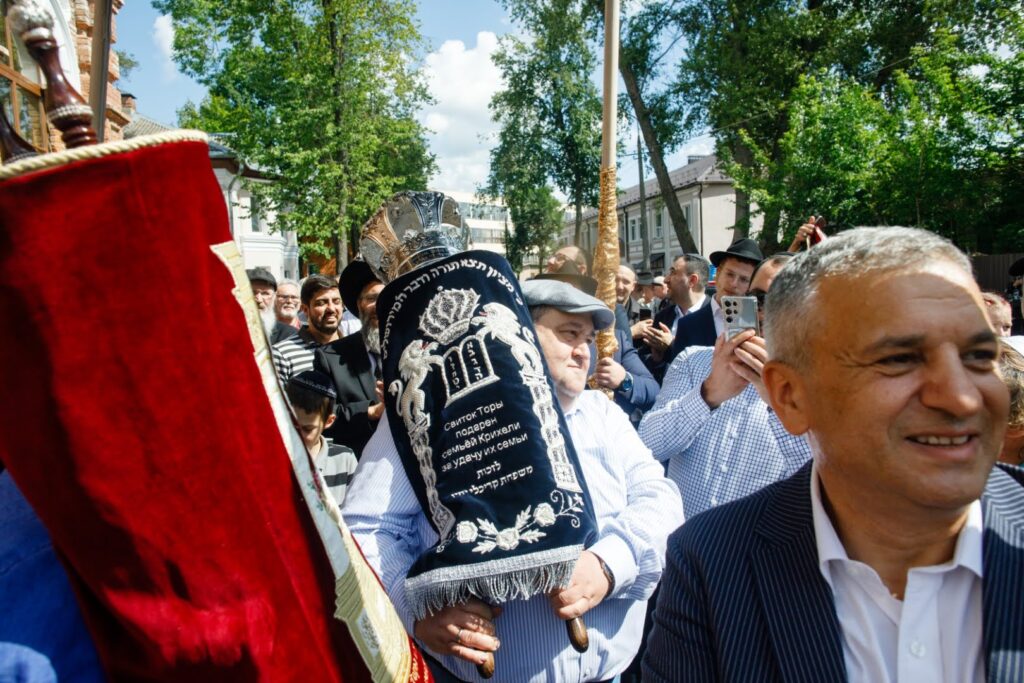 המונים בחגיגת חנוכת הבית לבית הכנסת חב"ד המונים בחגיגת חנוכת הבית לבית הכנסת חב"ד