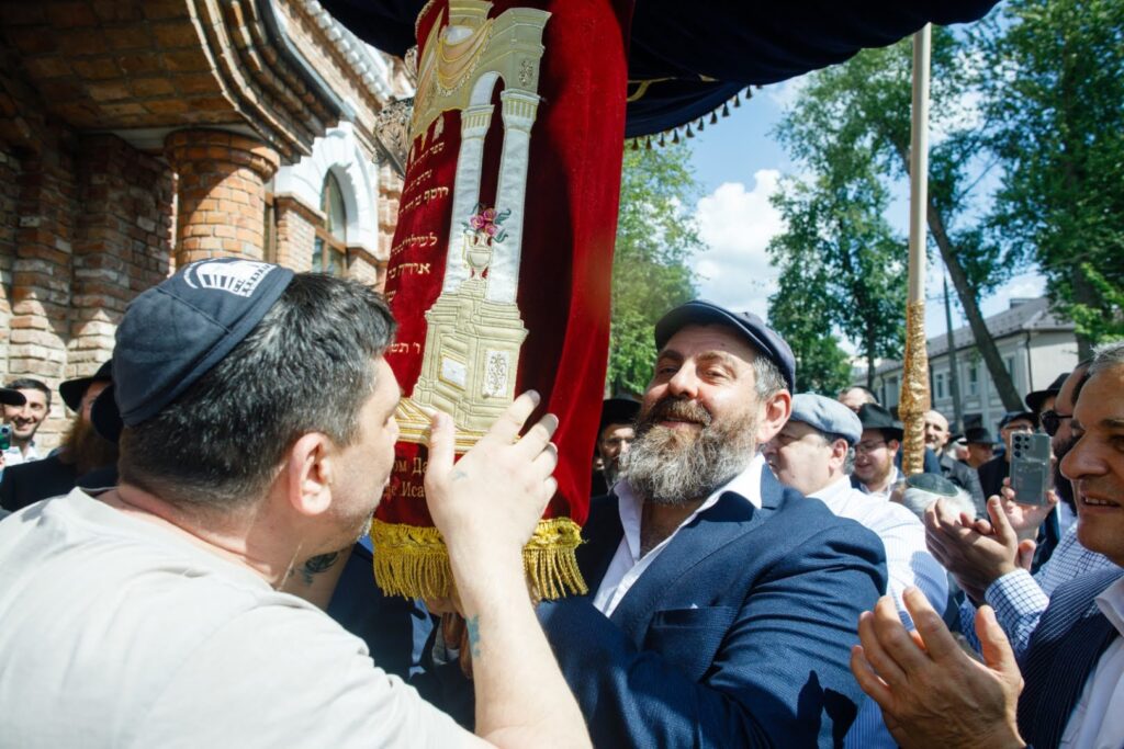 המונים בחגיגת חנוכת הבית לבית הכנסת חב"ד המונים בחגיגת חנוכת הבית לבית הכנסת חב"ד
