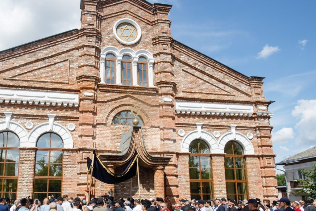 המונים בחגיגת חנוכת הבית לבית הכנסת חב"ד המונים בחגיגת חנוכת הבית לבית הכנסת חב"ד