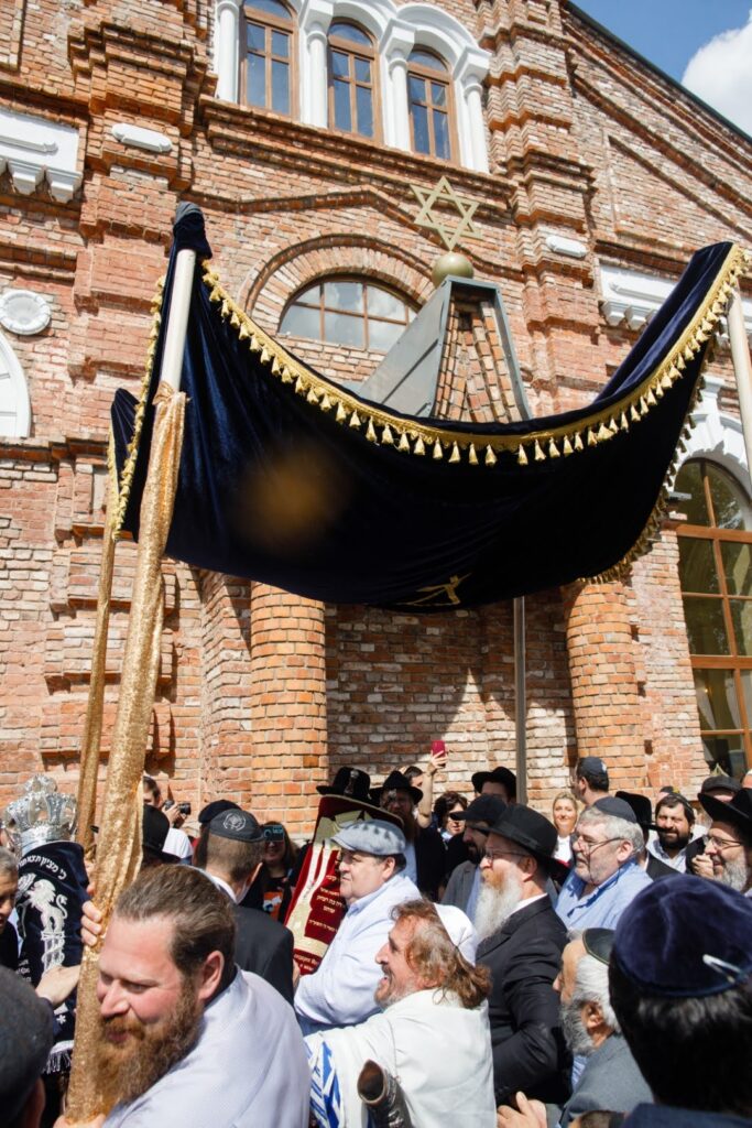 המונים בחגיגת חנוכת הבית לבית הכנסת חב"ד המונים בחגיגת חנוכת הבית לבית הכנסת חב"ד