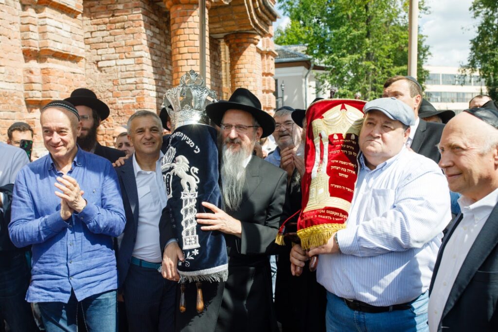 המונים בחגיגת חנוכת הבית לבית הכנסת חב"ד המונים בחגיגת חנוכת הבית לבית הכנסת חב"ד