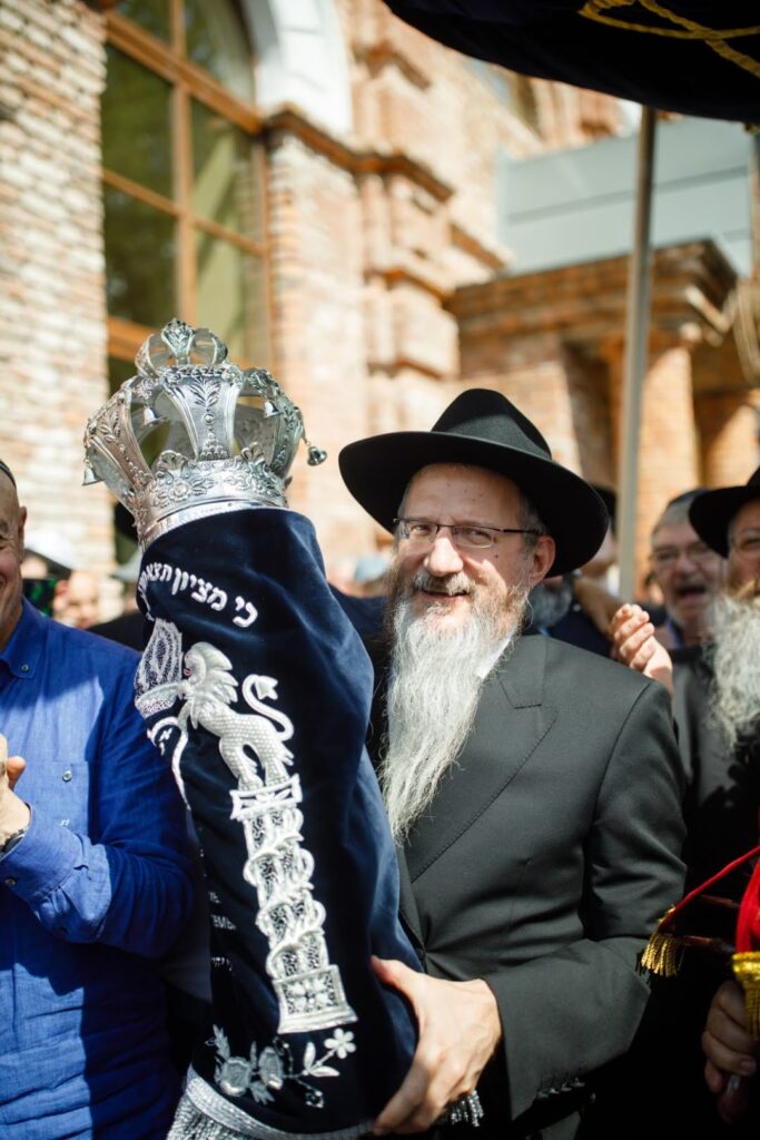 המונים בחגיגת חנוכת הבית לבית הכנסת חב"ד המונים בחגיגת חנוכת הבית לבית הכנסת חב"ד