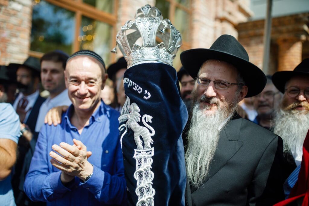 המונים בחגיגת חנוכת הבית לבית הכנסת חב"ד המונים בחגיגת חנוכת הבית לבית הכנסת חב"ד