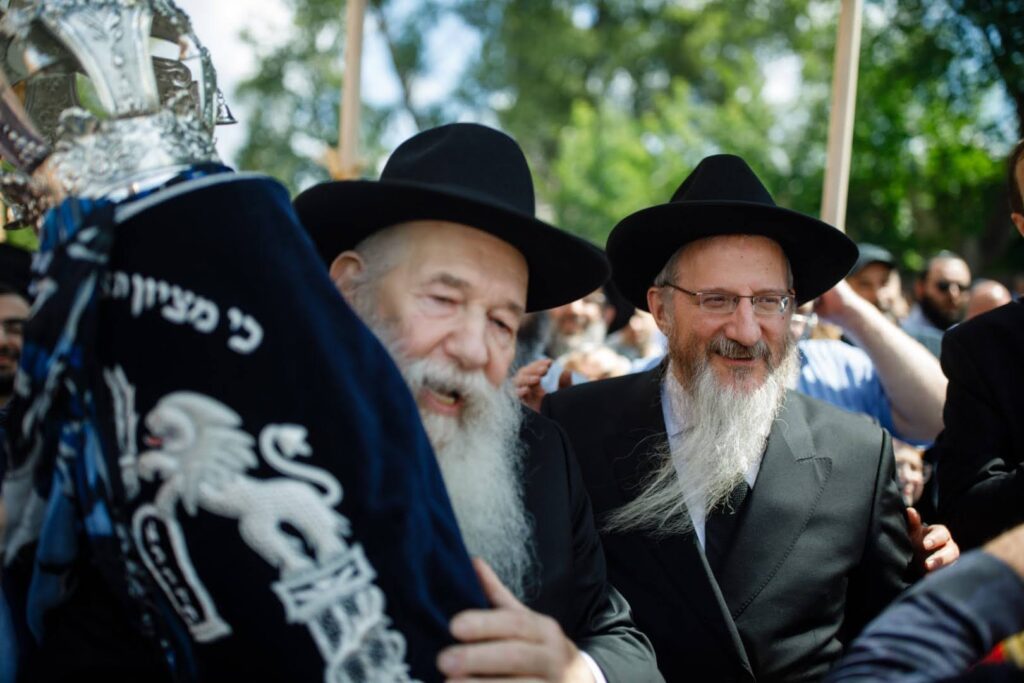 המונים בחגיגת חנוכת הבית לבית הכנסת חב"ד המונים בחגיגת חנוכת הבית לבית הכנסת חב"ד