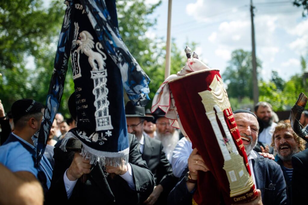 המונים בחגיגת חנוכת הבית לבית הכנסת חב"ד המונים בחגיגת חנוכת הבית לבית הכנסת חב"ד