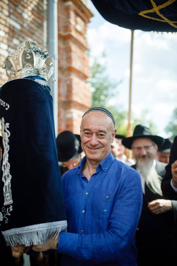 המונים בחגיגת חנוכת הבית לבית הכנסת חב"ד המונים בחגיגת חנוכת הבית לבית הכנסת חב"ד