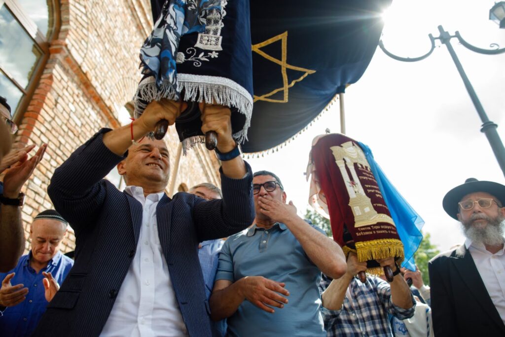 המונים בחגיגת חנוכת הבית לבית הכנסת חב"ד המונים בחגיגת חנוכת הבית לבית הכנסת חב"ד