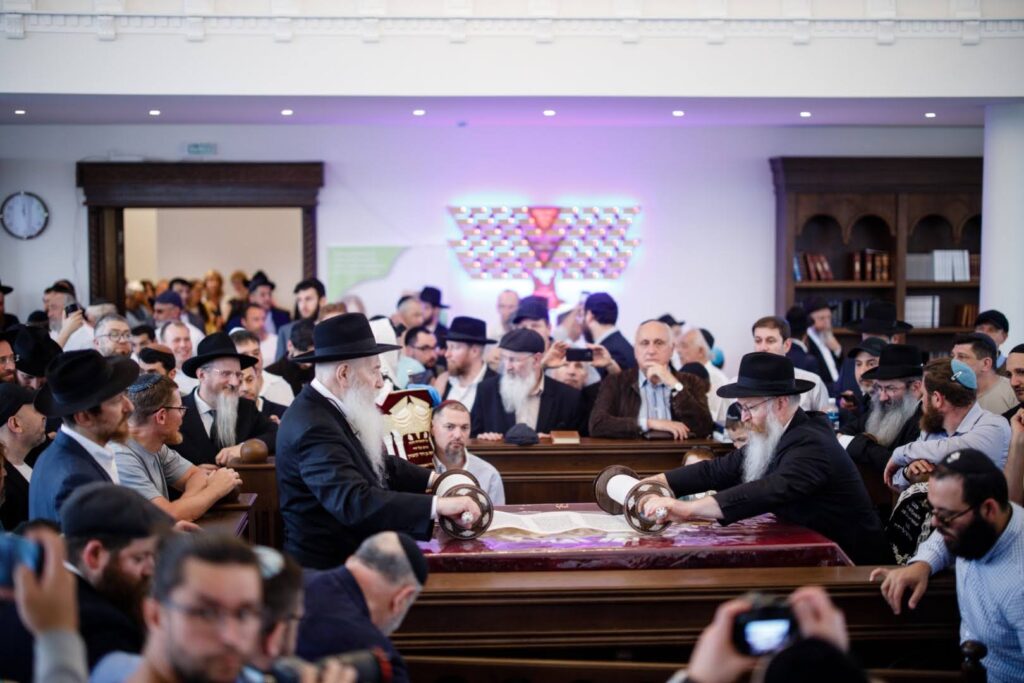 המונים בחגיגת חנוכת הבית לבית הכנסת חב"ד המונים בחגיגת חנוכת הבית לבית הכנסת חב"ד