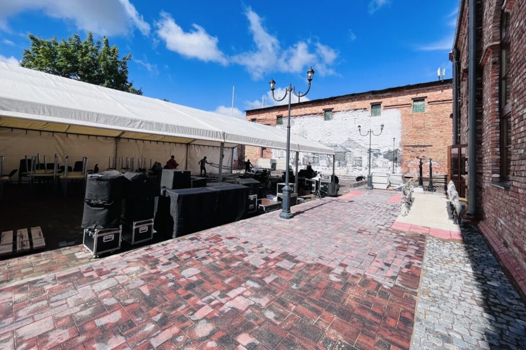 המונים בחגיגת חנוכת הבית לבית הכנסת חב"ד המונים בחגיגת חנוכת הבית לבית הכנסת חב"ד