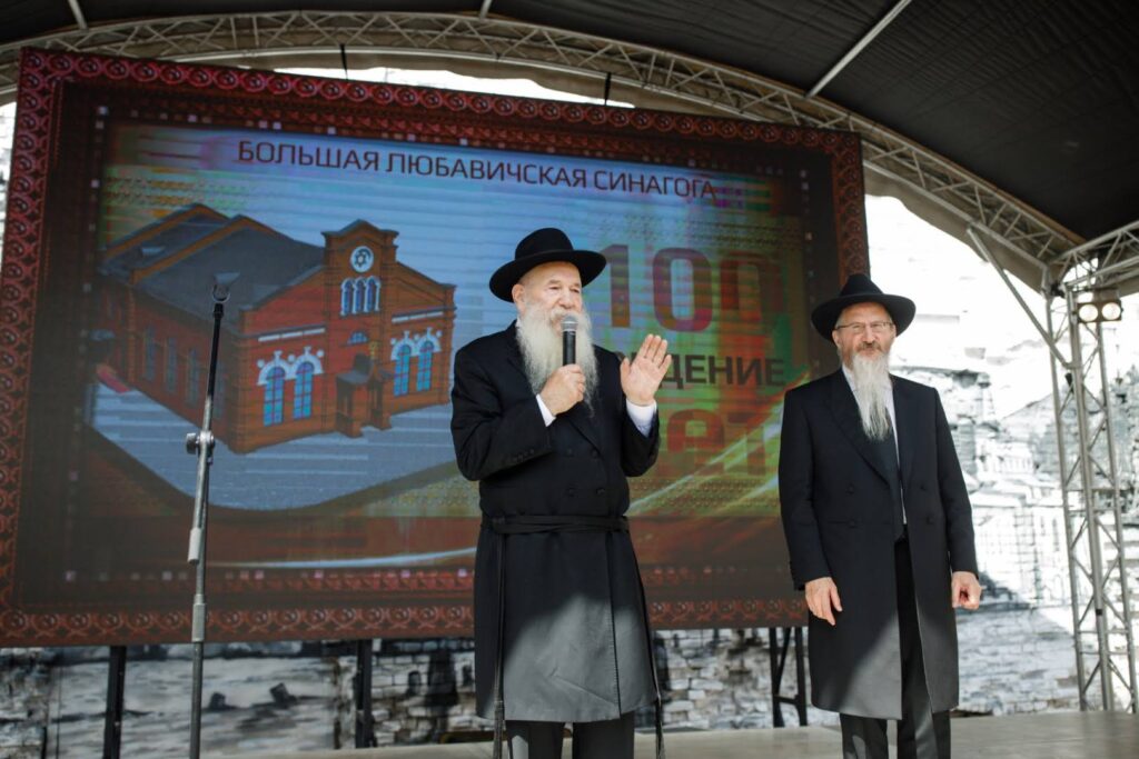 המונים בחגיגת חנוכת הבית לבית הכנסת חב"ד המונים בחגיגת חנוכת הבית לבית הכנסת חב"ד