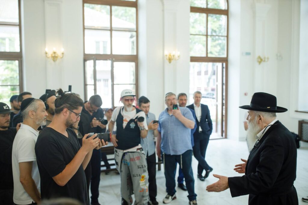 המונים בחגיגת חנוכת הבית לבית הכנסת חב"ד המונים בחגיגת חנוכת הבית לבית הכנסת חב"ד