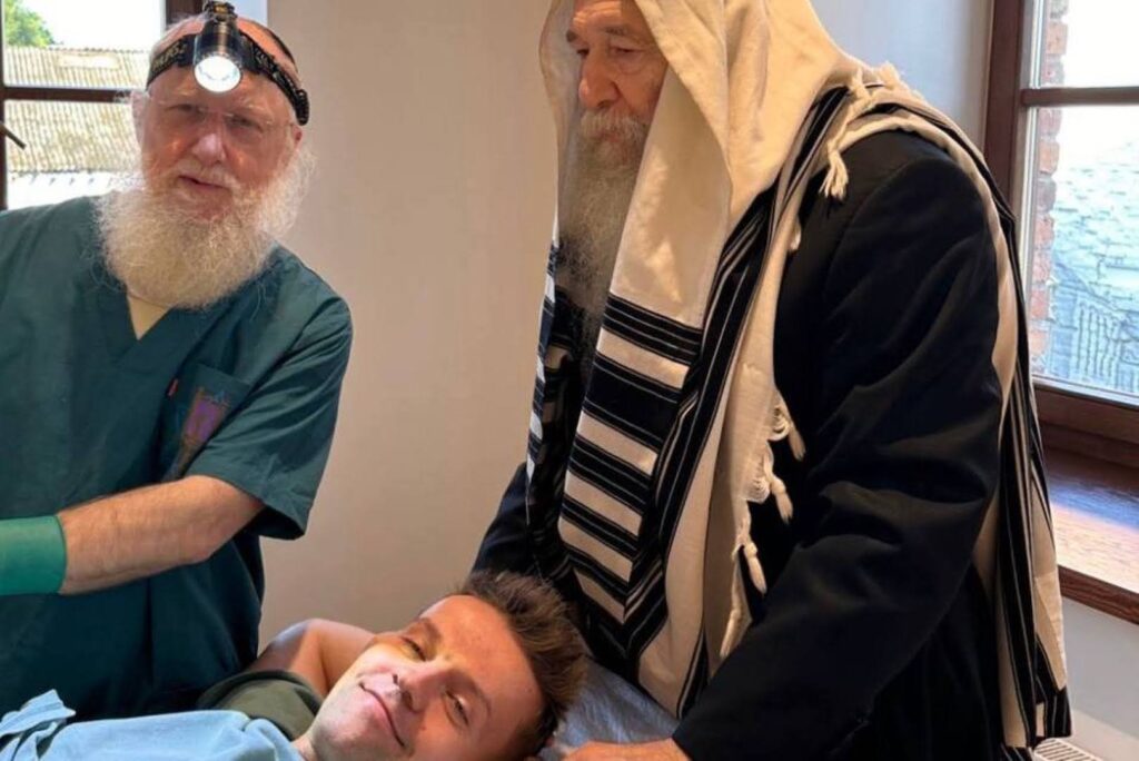 המונים בחגיגת חנוכת הבית לבית הכנסת חב"ד המונים בחגיגת חנוכת הבית לבית הכנסת חב"ד