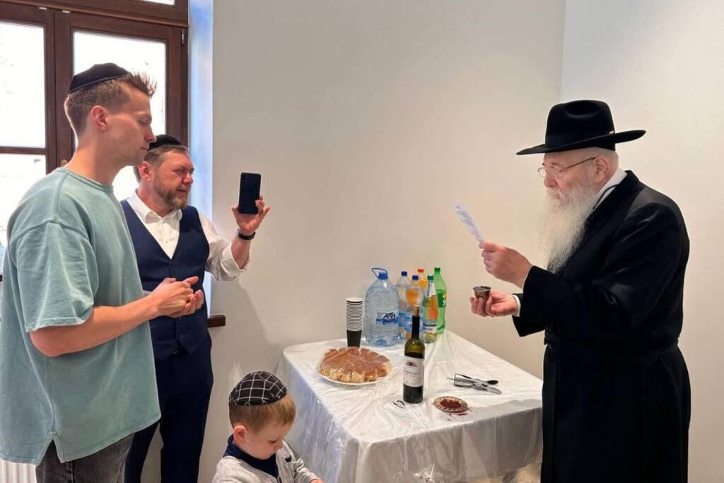 המונים בחגיגת חנוכת הבית לבית הכנסת חב"ד המונים בחגיגת חנוכת הבית לבית הכנסת חב"ד