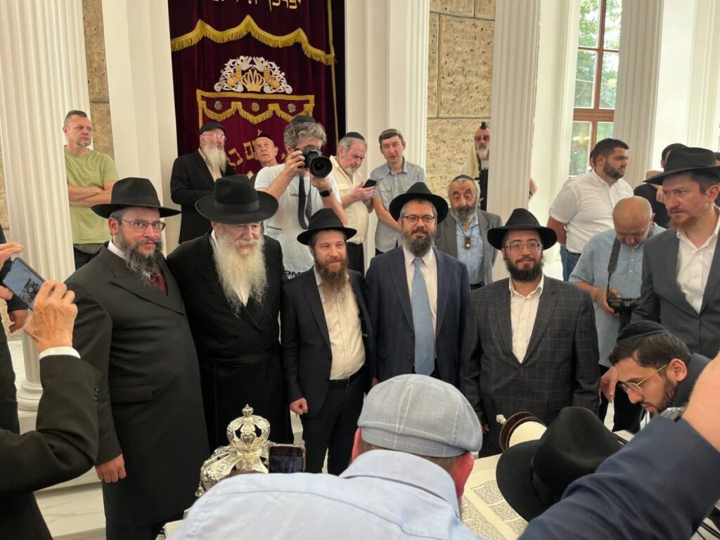 המונים בחגיגת חנוכת הבית לבית הכנסת חב"ד המונים בחגיגת חנוכת הבית לבית הכנסת חב"ד