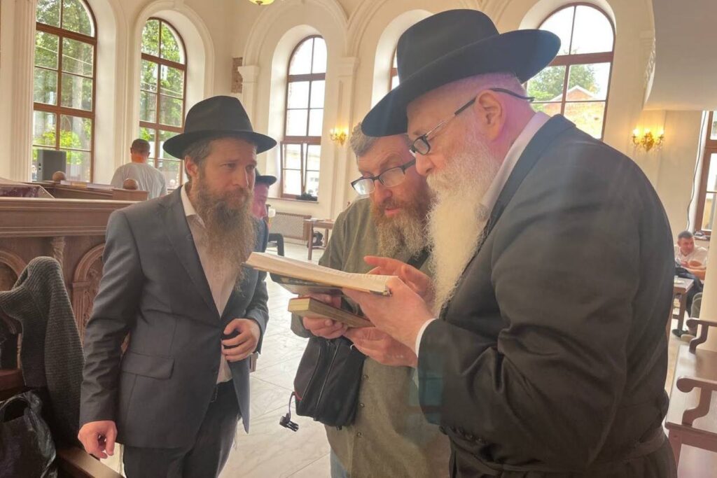 המונים בחגיגת חנוכת הבית לבית הכנסת חב"ד המונים בחגיגת חנוכת הבית לבית הכנסת חב"ד