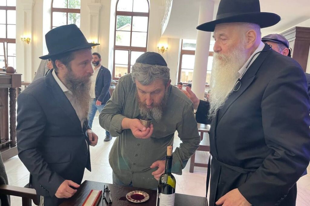 המונים בחגיגת חנוכת הבית לבית הכנסת חב"ד המונים בחגיגת חנוכת הבית לבית הכנסת חב"ד