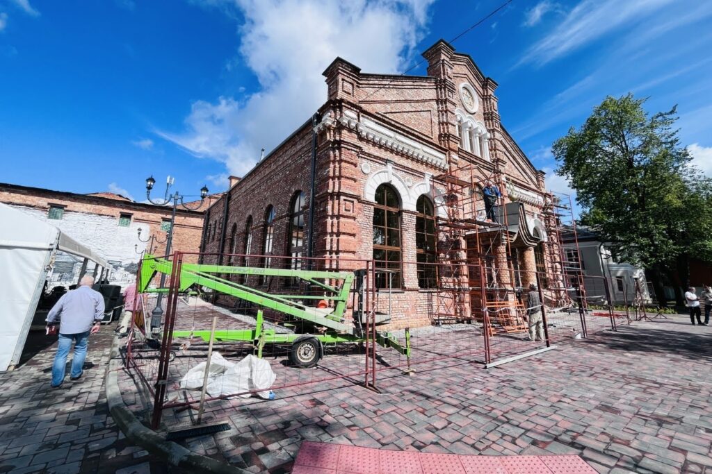 המונים בחגיגת חנוכת הבית לבית הכנסת חב"ד המונים בחגיגת חנוכת הבית לבית הכנסת חב"ד