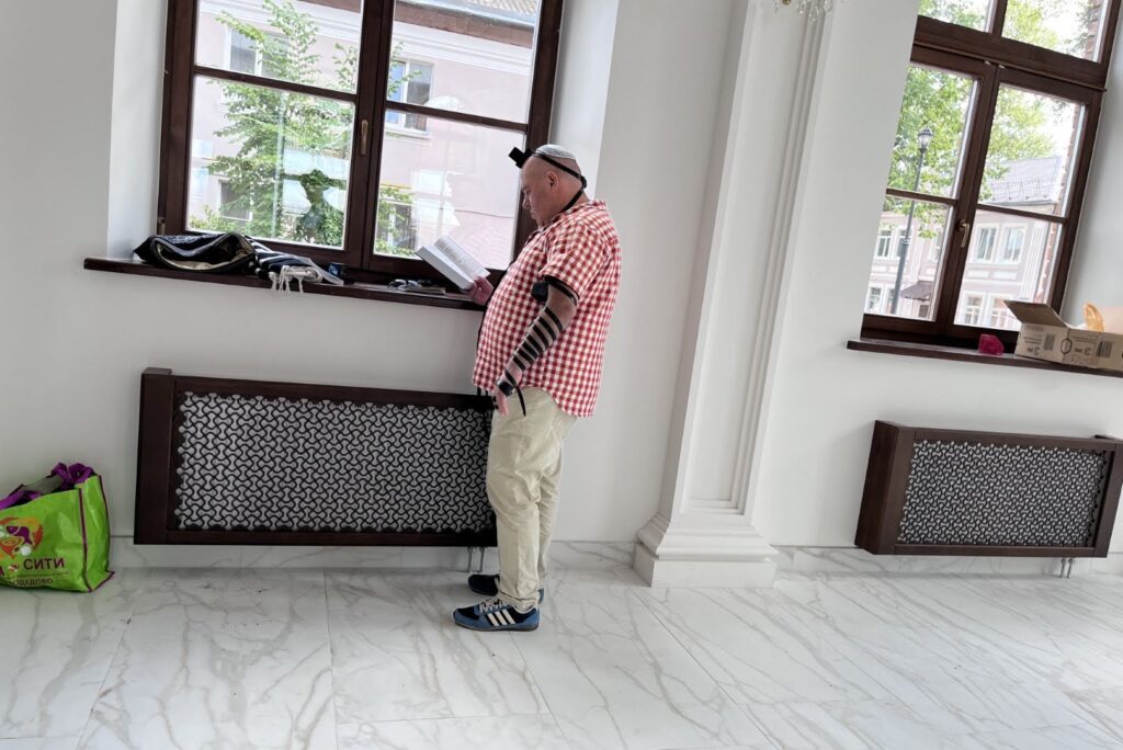 המונים בחגיגת חנוכת הבית לבית הכנסת חב"ד המונים בחגיגת חנוכת הבית לבית הכנסת חב"ד