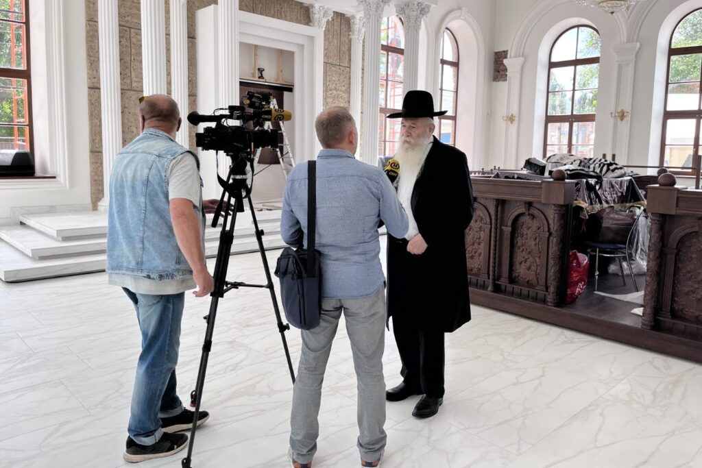 המונים בחגיגת חנוכת הבית לבית הכנסת חב"ד המונים בחגיגת חנוכת הבית לבית הכנסת חב"ד