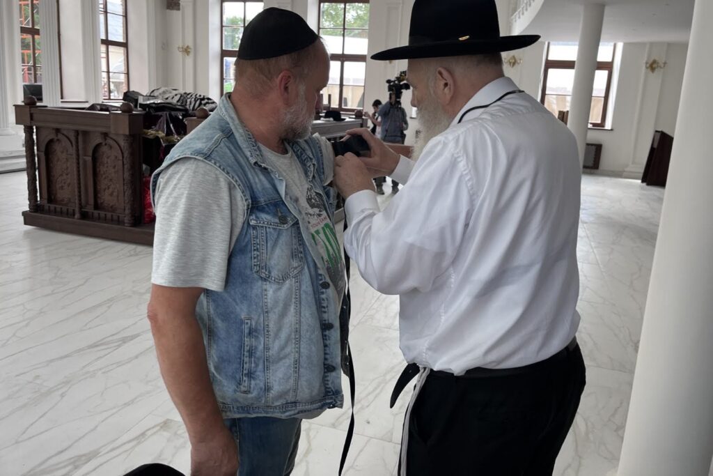 המונים בחגיגת חנוכת הבית לבית הכנסת חב"ד המונים בחגיגת חנוכת הבית לבית הכנסת חב"ד