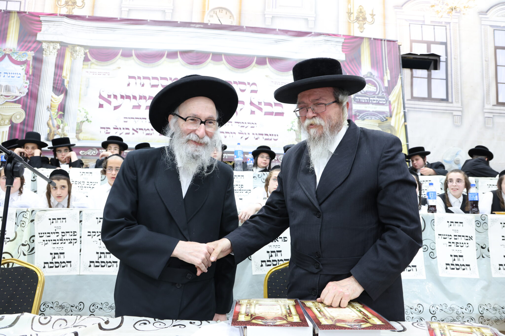 בעדה החרדית חגגו חלוקת פרסים לילדי "תורה ויראה" בעדה החרדית חגגו חלוקת פרסים לילדי "תורה ויראה"