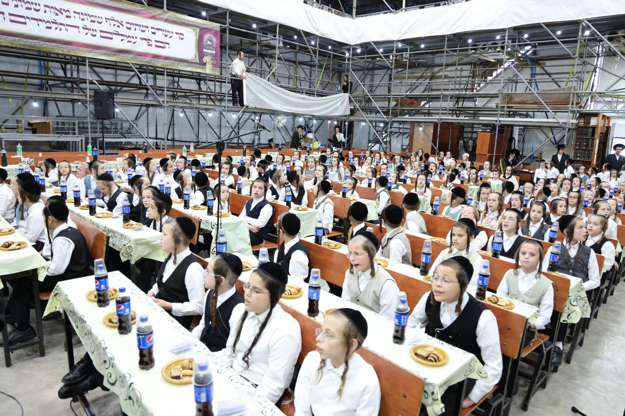 בעדה החרדית חגגו חלוקת פרסים לילדי "תורה ויראה" בעדה החרדית חגגו חלוקת פרסים לילדי "תורה ויראה"