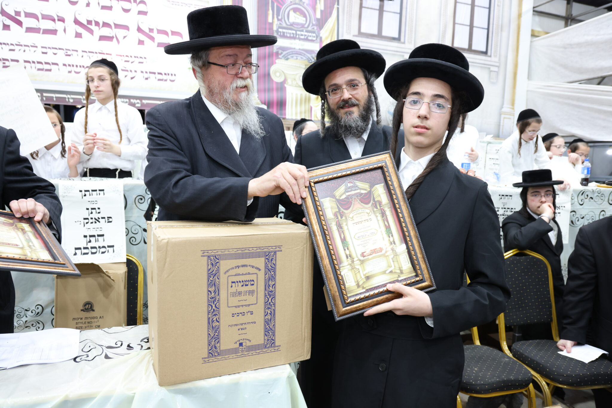 בעדה החרדית חגגו חלוקת פרסים לילדי "תורה ויראה" בעדה החרדית חגגו חלוקת פרסים לילדי "תורה ויראה"