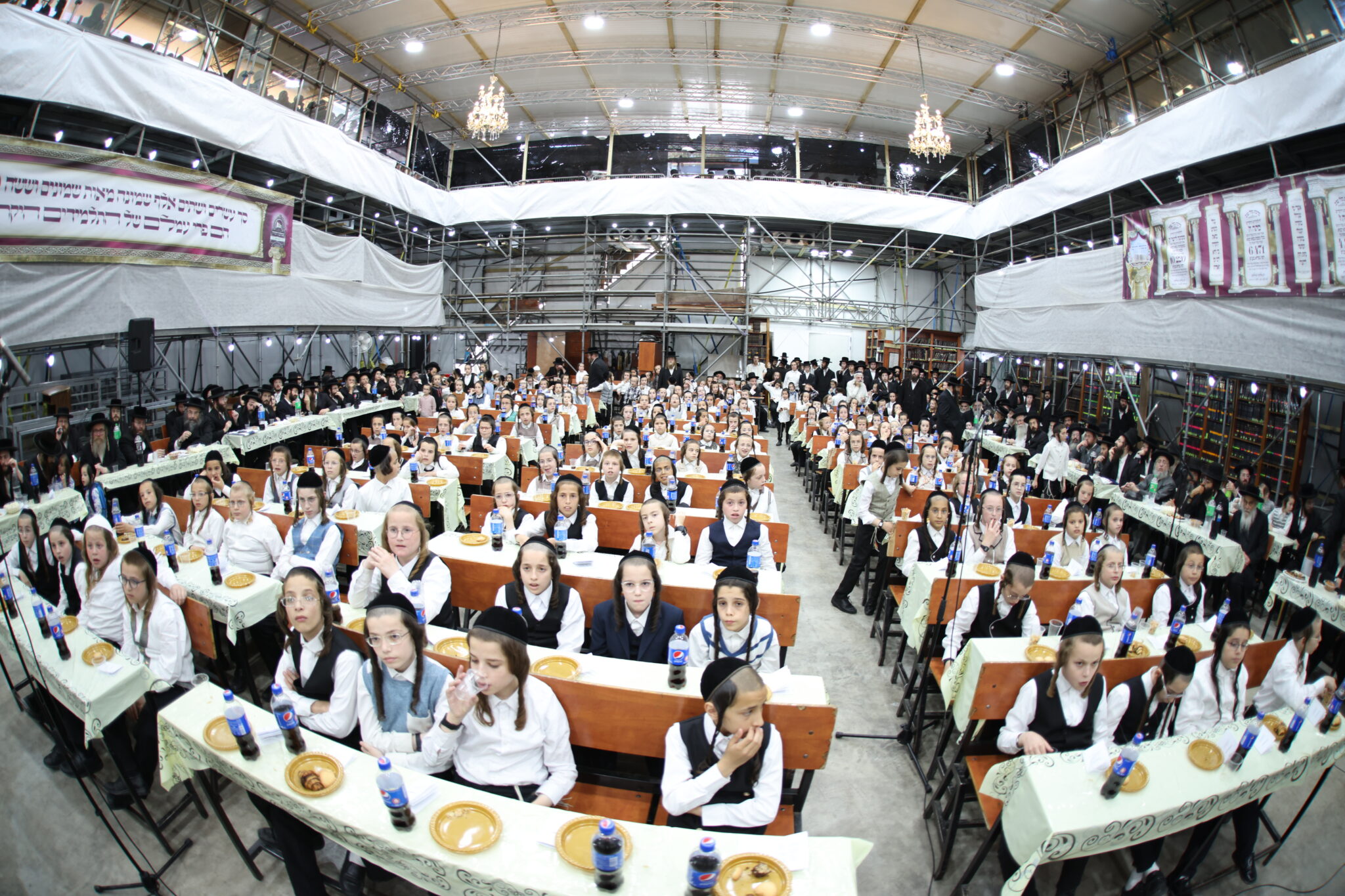 בעדה החרדית חגגו חלוקת פרסים לילדי "תורה ויראה" בעדה החרדית חגגו חלוקת פרסים לילדי "תורה ויראה"