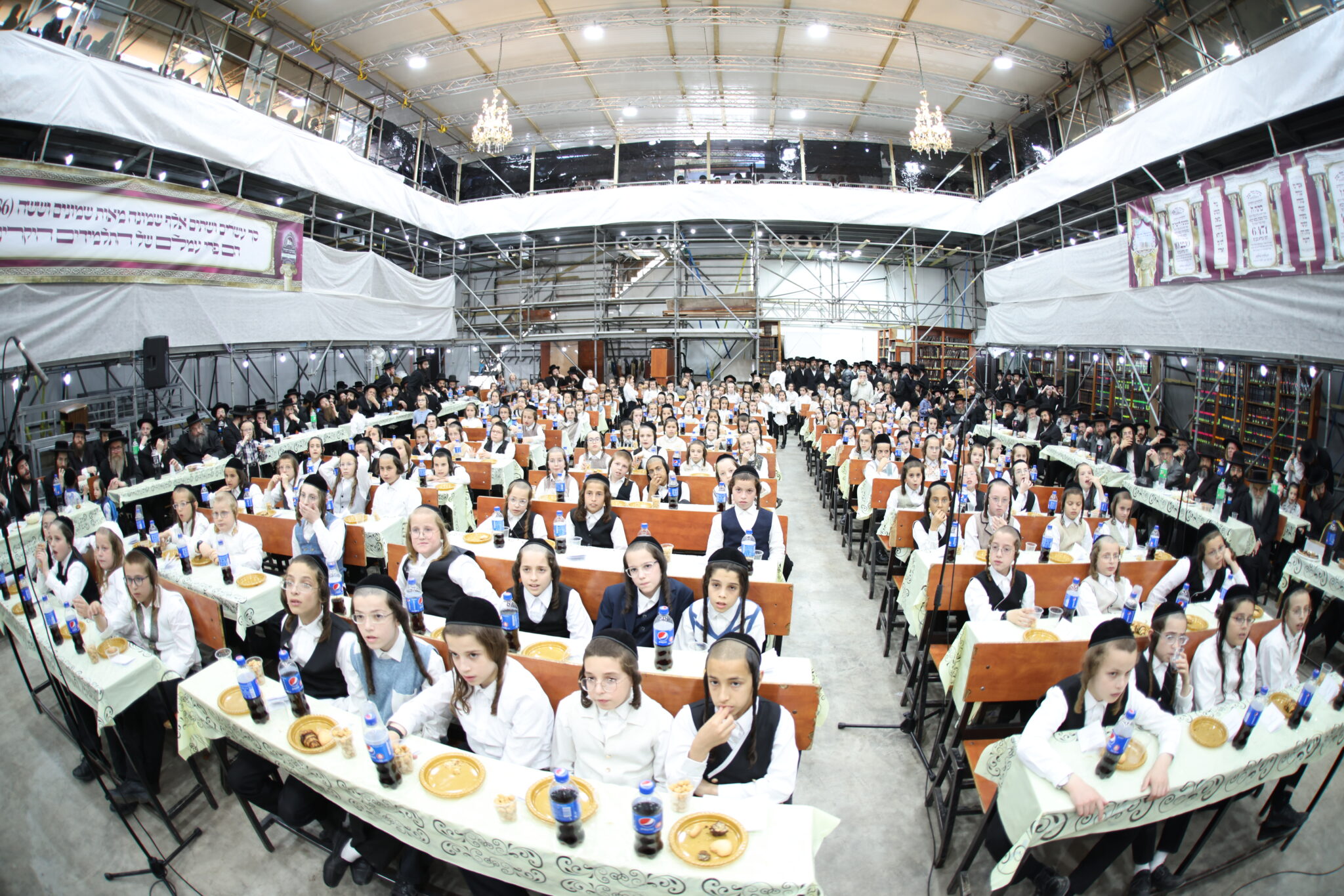 בעדה החרדית חגגו חלוקת פרסים לילדי "תורה ויראה" בעדה החרדית חגגו חלוקת פרסים לילדי "תורה ויראה"