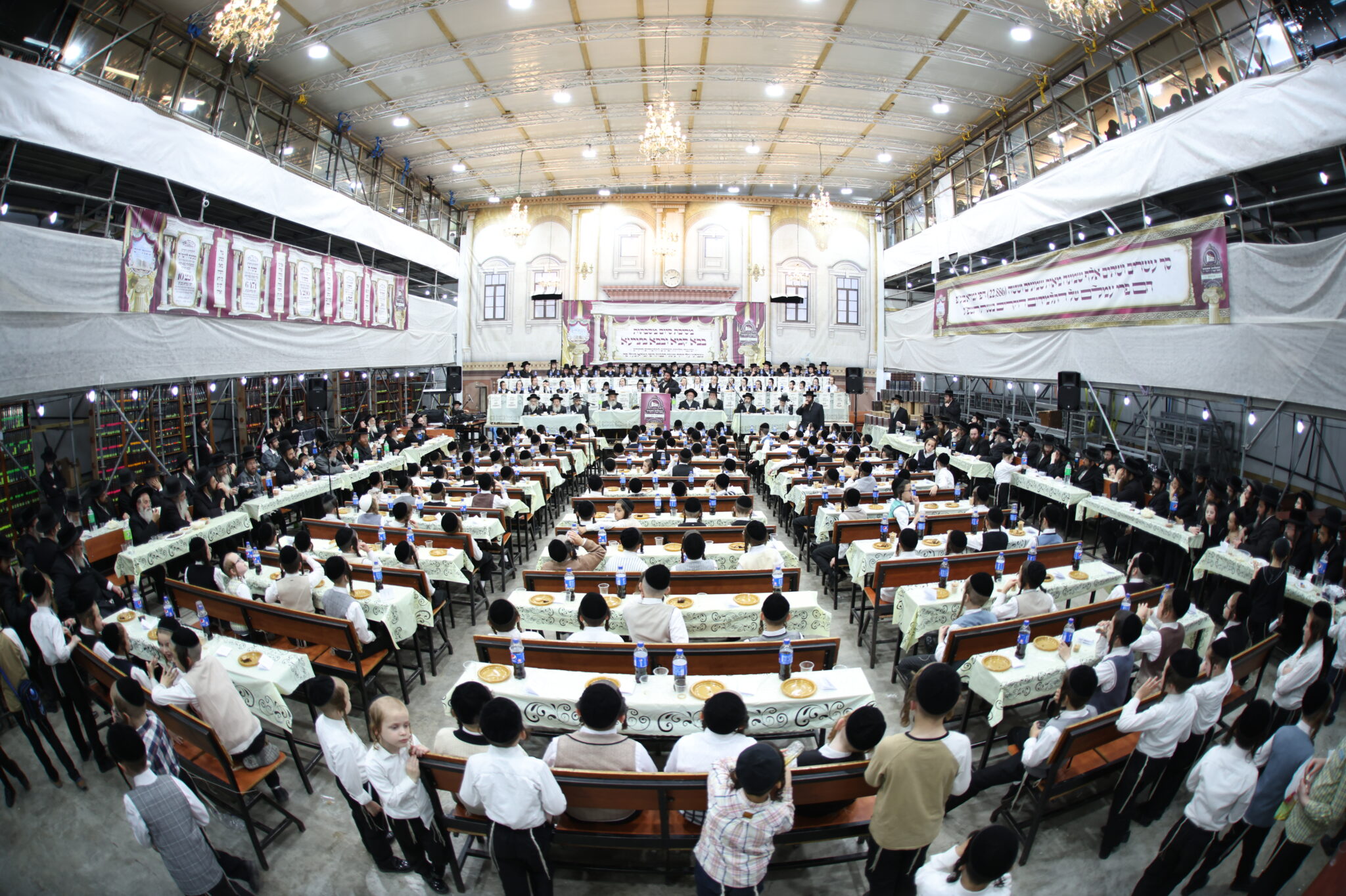 בעדה החרדית חגגו חלוקת פרסים לילדי "תורה ויראה" בעדה החרדית חגגו חלוקת פרסים לילדי "תורה ויראה"