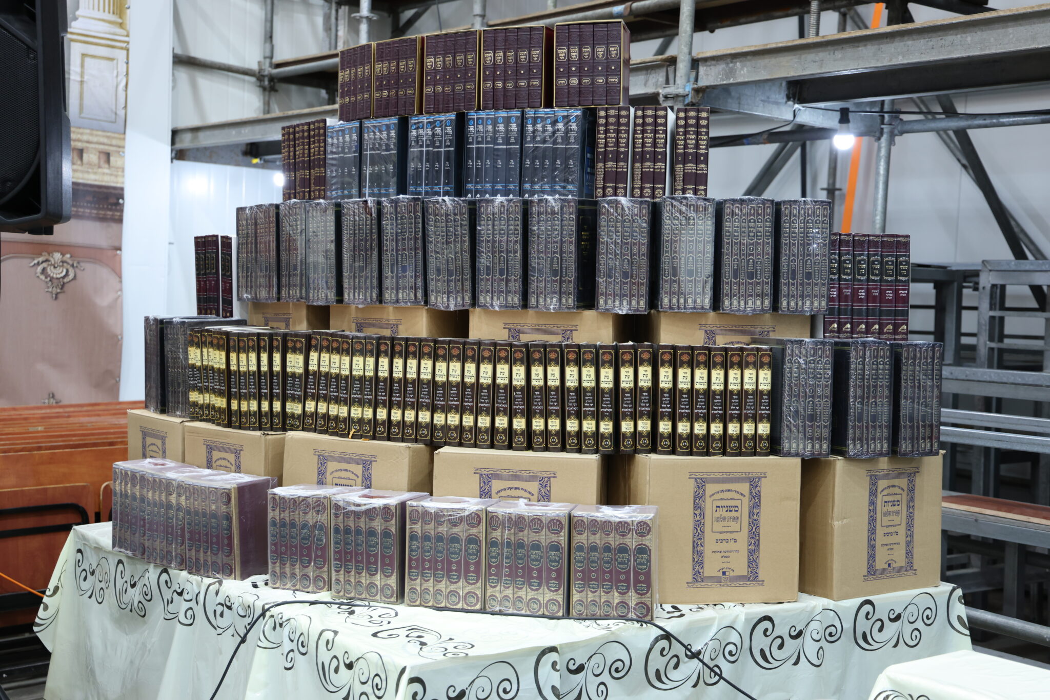 בעדה החרדית חגגו חלוקת פרסים לילדי "תורה ויראה" בעדה החרדית חגגו חלוקת פרסים לילדי "תורה ויראה"