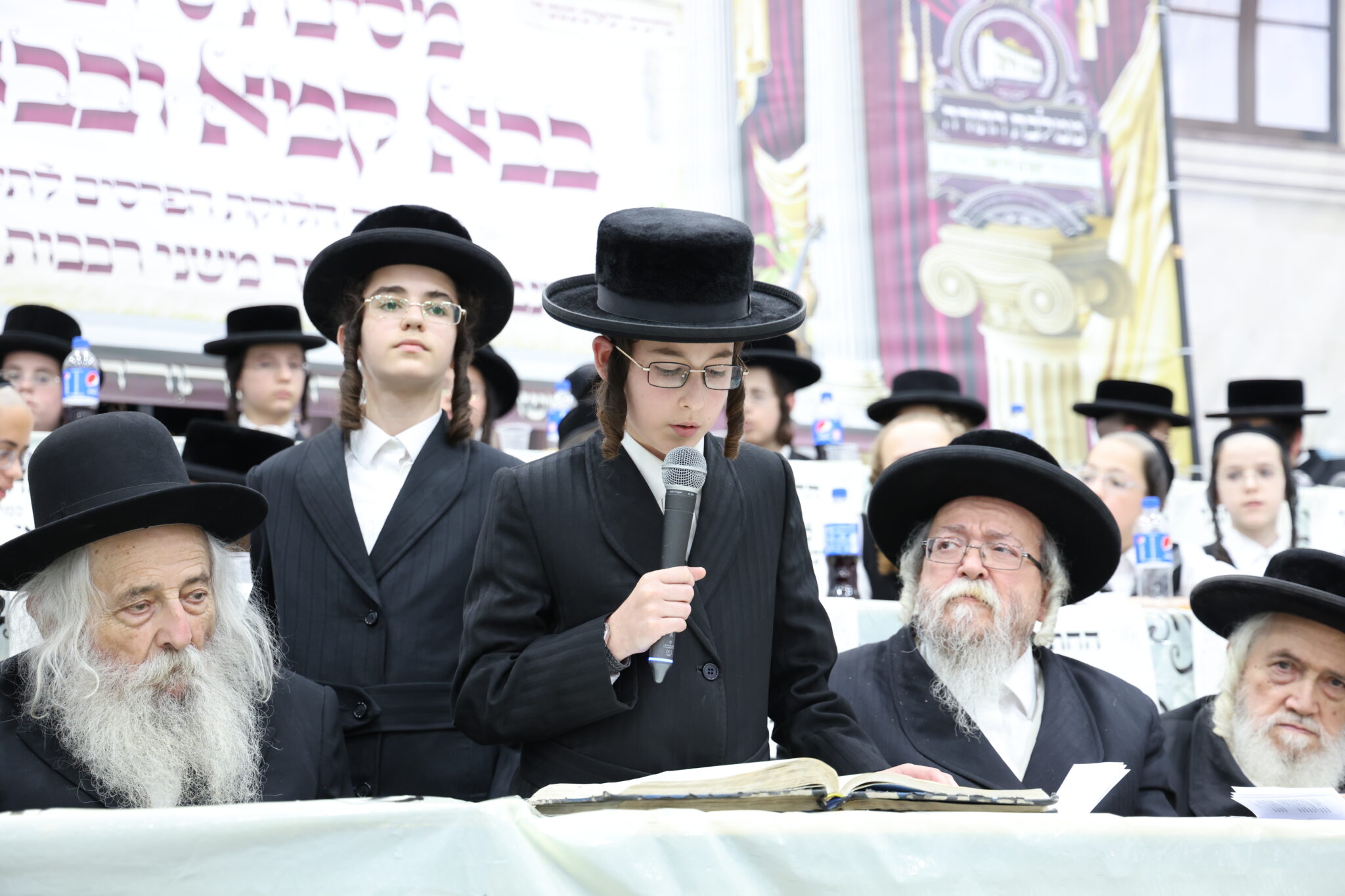 בעדה החרדית חגגו חלוקת פרסים לילדי "תורה ויראה" בעדה החרדית חגגו חלוקת פרסים לילדי "תורה ויראה"