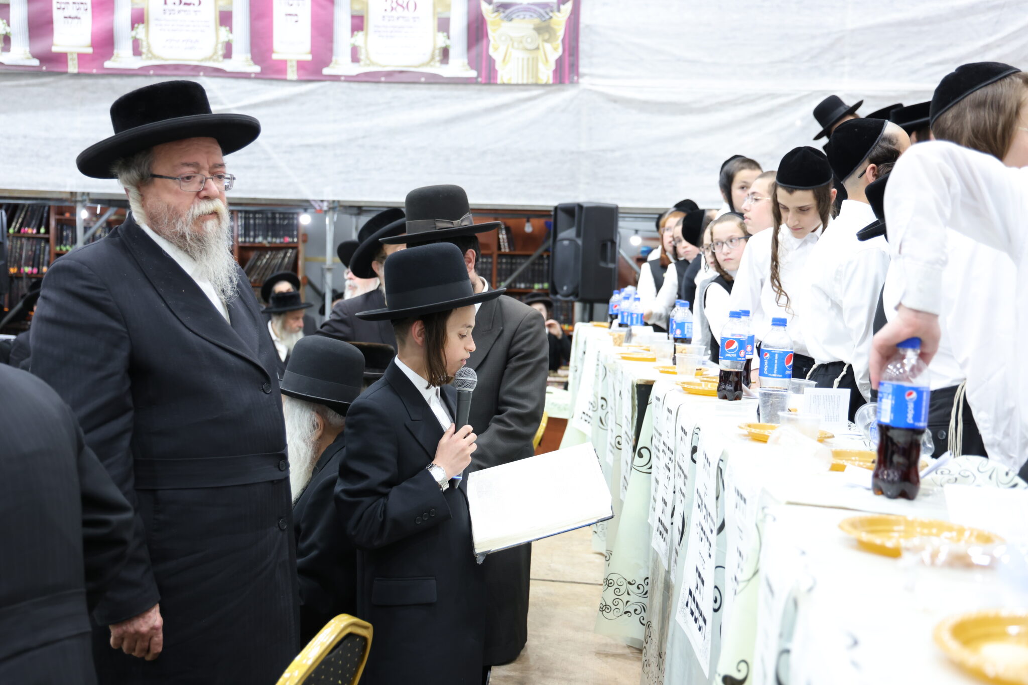 בעדה החרדית חגגו חלוקת פרסים לילדי "תורה ויראה" בעדה החרדית חגגו חלוקת פרסים לילדי "תורה ויראה"