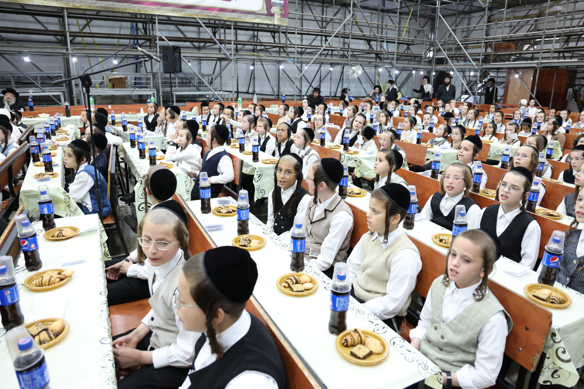 בעדה החרדית חגגו חלוקת פרסים לילדי "תורה ויראה" בעדה החרדית חגגו חלוקת פרסים לילדי "תורה ויראה"